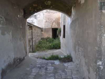 Entriamo da quello che dovrebbe essere l�ingresso principale del sito e ci ritroviamo in un grande atrio che porta a un cortile