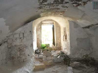 Decidiamo di esplorare prima il piano terra e il primo piano della masseria. Entriamo in una serie di enormi locali vuoti devastati dal tempo e dall�incuria