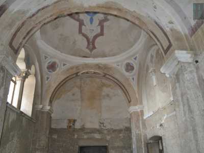 E� arrivato ora il momento di visitare la chiesa. Da un�entrata laterale entriamo nell�unico piccolo ambiente dove sono ancora presenti decorazioni a stucco e ad affresco che colorano il soffitto e gli archi