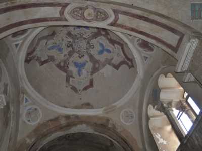 Siamo nella navata dell�edificio, sopra di noi si staglia la cupola