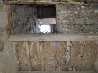 Cerchiamo anche l�entrata della torre, ma non c�� alcuna scala per salire: delle assi di legno hanno chiuso il passaggio