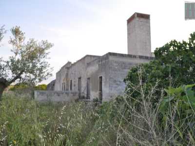 Un cancello aperto ci permette di avanzare verso questo sito isolato, separato dalla strada da un grande campo di erba incolta