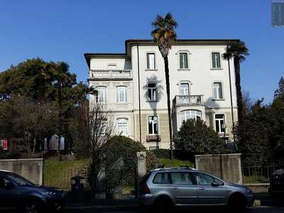Sbuchiamo quindi nel pi� moderno corso XXV Aprile. Qui spunta un'elegante villa in stile liberty: � la biblioteca comunale, che tra i tanti volumi ospita anche un archivio dedicato al poeta Vittorio Sereni