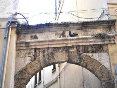 Su vico Corsioli un arco recita: �Probis et amicis se patebit bisichina domus�, cio� �La casa Bisichina sar� aperta ai giusti e agli amici�