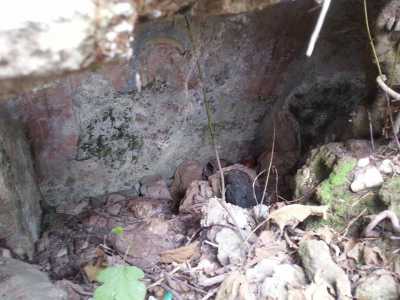 La grotta che ospita l'affresco di Santa Barbara, invasa dai detriti