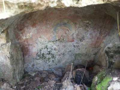 L'interno della cavit� con l'affresco in primo piano