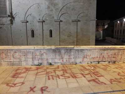 Le scritte sulla muraglia di Bari: sono l� da mesi