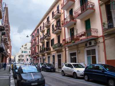 Ci immergiamo su via Dalmazia. Qui il panorama cambia: i monumentali palazzoni lasciano il posto ad antiche e basse case color pastello con balconcini e persiani verdi.  Le abitazioni sono comunque tutte in buonissimo stato, evidentemente ristrutturate