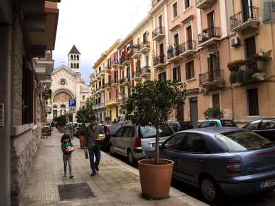 Altri edifici del genere � possibile ammirarli su via Vaccaro, strada perpendicolare che attraversiamo proprio mentre un uomo e una bambina cinesi ci vengono incontro: sono solo i primi stranieri che incontreremo passeggiando per questo quartiere