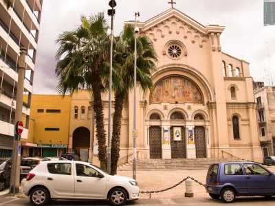 Arriviamo quindi su corso Sonnino, l� dove introdotto da largo Monsignor Caccuri sorge la chiesa di San Giuseppe: costruita nel 1913 riproduce in caratteri moderni il tradizionale stile romanico pugliese. Accanto sorge il piccolo cinema Esedra attivo da pi� di quarant�anni