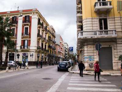 Sempre circondati dai bei palazzi d�epoca oltrepassiamo un noto pub cittadino 