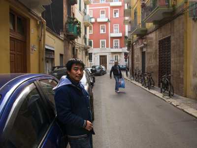 Ma in questo circolo c�� una grande differenza: all�interno non si trovano solo anziani residenti del rione, ma anche tanti immigrati, come il 36enne filippino Greg