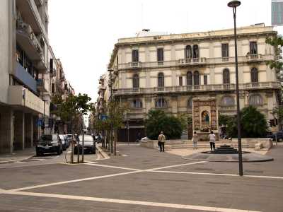 Giungiamo infine su piazza Francesco Carabellese, che custodisce la marmorea edicola votiva della Madonna cui si deve la denominazione del quartiere