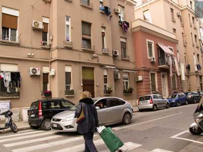 Oltrepassando la piazza e continuando a percorrere corso Sonnino i contrasti architettonici appaiono ancora pi� evidenti. Se da una parte incontriamo non proprio bellissime case popolari squadrate di colore marroncino...