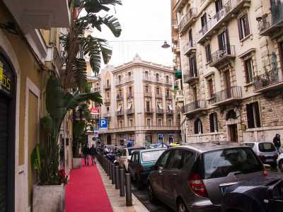 ...dall�altra si stagliano eleganti e lussuosi palazzi e negozi, come la storica pasticceria Boccia, operosa dagli anni 30