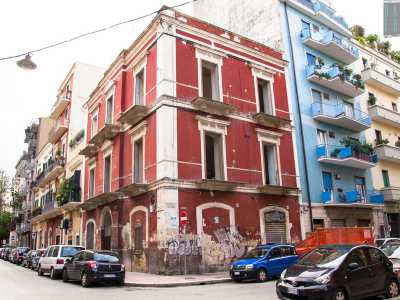 In via Abbrescia che danno sul mare ospitano uffici e bei locali, quelli verso l�interno mostrano al contrario palazzi sventrati e androni abbandonati
