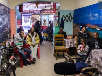 Il circolo �Amici delle Mauritius�, un club che per� di mauriziano ha ben poco, visto che al suo interno troviamo etiopi, indiani e italiani che giocano insieme a carte, bevono birra e guardano la televisione