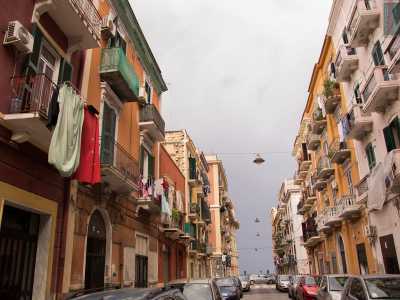 In via Cattaro troviamo un altro circolo e tanti balconi da cui pendono sventolanti panni stesi ed emergono uomini e donne di disparate nazionalit�