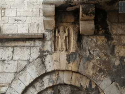 Viene infatti definita dai cittadini come la �Madunn d nan secc nind� (la Madonna del non ne so niente) per la posizione delle sue braccia che sono poste verso l�alto, proprio come chi si dichiara ignaro e all�oscuro di tutto. Un nomignolo certamente simpatico ma singolare per la Vergine che, per quanto ne sappiamo, dovrebbe essere perfetta, onnipotente e soprattutto onnisciente