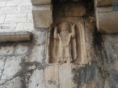 in realt� la posizione della Madonna � semplicemente quella della �Vergine orante�, ossia con le braccia e i palmi rivolti verso il cielo in segno di adorazione