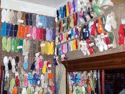 L'interno del negozio colmo di scarpe