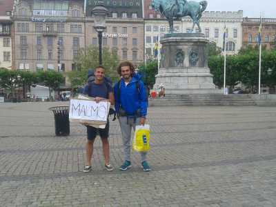 I due ragazzi appena arrivati a Malm�, una citt� della Svezia 