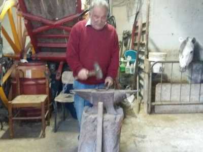 Nicola alla prese con la produzione di un ferro di cavallo 