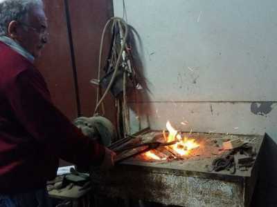 Il maniscalco esegue la forgiatura del ferro
