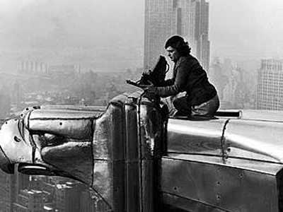 Foto del 1930 della fotografa statunitense Margaret Bourke - White arrampicata in cima all'Empire State Building