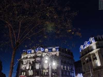 Il nostro viaggio inizia in pieno centro, in quella place Sadi Carnot costellata dai suoi monumentali palazzoni ottocenteschi che ospitano le pi� importanti istituzioni della pubblica finanza e che, illuminati da scenografiche luci blu e bianche, di sera sfoggiano il loro splendore