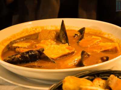 Lungo quai de Rive Neuve si pu� gustare la tipica zuppa di pesce �bouillabaisse�