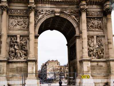Percorrendo course Belsunce si giunge in rue d�Aix che culmina nella port d�Aix, l�arco trionfale che segna il vecchio punto di ingresso della citt� concepito nel 1784