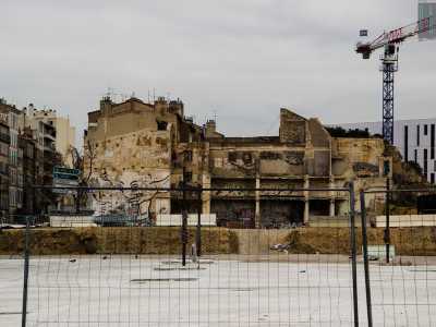 L'arco oggi incornicia solo un enorme cantiere e macerie abbandonate