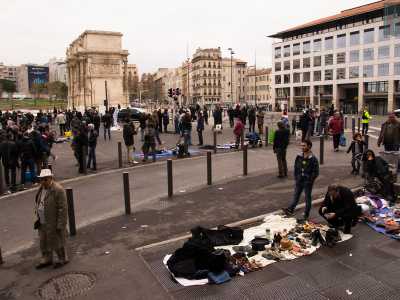 Un improvvisato mercatino ambulante di roba usata gestito da immigrati 