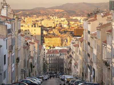 Decidiamo di raggiungere il versante estremo di quai de Rive Neuve, quello che ci conduce sull�alta collina che ospita a 162 metri di altezza la basilica di Notre-Dame de la Garde