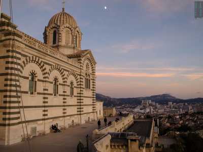 La basilica di Notre-Dame de la Garde, luogo di pellegrinaggio costruito in stile romanico-bizantino intorno al 1860