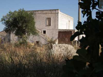 La masseria � raggiungibile prendendo inizialmente la via che porta a Casamassima per poi immergersi in un�intricato labirinto di stradine di campagna