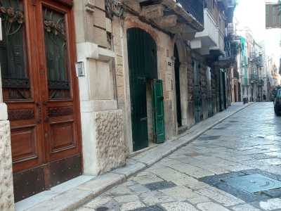 A Bari vecchia, in via Roberto il Guiscardo 3, si trova un anonimo locale con un portone di legno di colore verde. Se si ha per� avete la fortuna di trovare la porta aperta e di sbirciare all�interno, quello che apparir� ai vostri occhi sar� un vero e proprio �mondo� fatto di moto e auto d�epoca