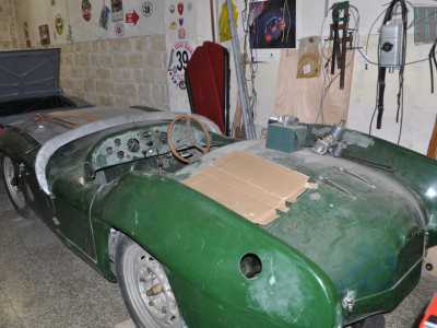 Eppure anche l�artigiano ha un suo lavoro incompiuto: una Tornado cars Typhoon del 60