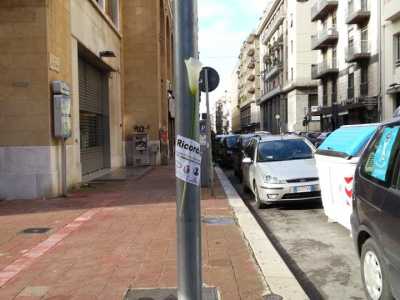Per ricordare le vittime della strada: un adesivo con un fiore attaccato su un palo in via Sparano 