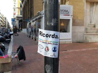 Per ricordare le vittime della strada: un adesivo  attaccato su un palo in via Sparano dal quale � stato "rubato" il fiore