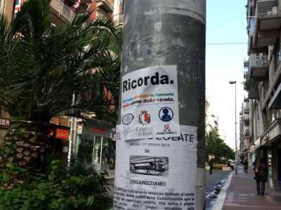 Per ricordare le vittime della strada: un adesivo  attaccato su un palo in via Sparano dal quale � stato "rubato" il fiore