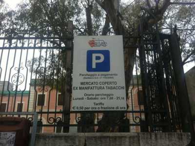 Cartello del parcheggio dell'attuale mercato rionale aperto nell' ex Manifattura Tabacchi di Bari