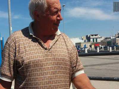 Questi animali sono diventati stanziali, contrariamente alla loro natura di uccelli migratori. La �colpa� di questo cambio di abitudini � del 62enne Michele, che si � letteralmente innamorato di questi pennuti dalle zampe palmate, che accudisce quotidianamente come se fossero cani o gatti