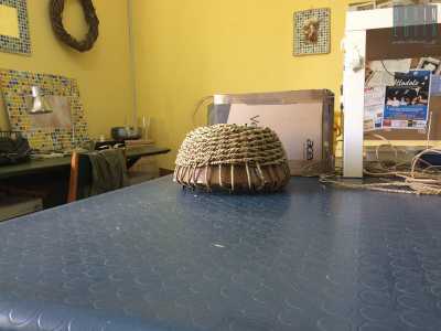 Un cestino in corda ancora da completare