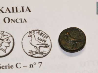 Il rovescio della moneta con un�aquila che regge fra gli artigli un fascio di fulmini e recante la scritta Kaileinon   