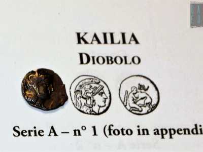 Un diobolo in argento raffigurante la testa della dea Atena che indossa un elmo greco ornato da un grifone