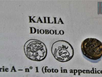 Il rovescio della moneta raffigurante Ercole in ginocchio che soffoca il leone Nemeo con alle sue spalle il simbolo della clava