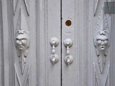 Due dioscuri che fungono da maniglie di un antico portone: effigi riportate sulle monete 