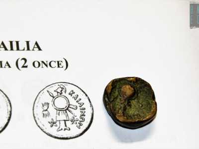 Il rovescio della moneta raffigurante un trofeo militare con l�iscrizione Kailinon